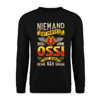 Ossi Geschenk Ostdeutschland NVA Germania Osten - Unisex Pullover - Schwarz - Vorne - Alina (178cm) & Michal (187cm)