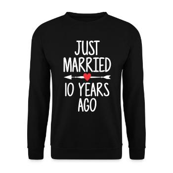 Just Married 10 Years Ago 10th Wedding Anniversary - Unisex Pullover - Schwarz - Vorne - Alina (178cm) & Michal (187cm)