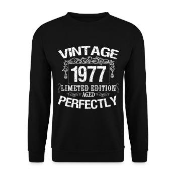 1977 Limited Edition | Jahrgang 1977 perfekt gealtert - Unisex Pullover - Schwarz - Vorne - Alina (178cm) & Michal (187cm)