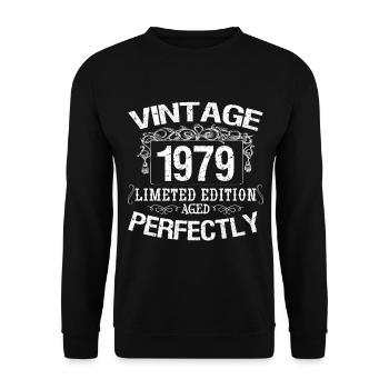 1979 Limited Edition | Jahrgang 1979 perfekt gealtert - Unisex Pullover - Schwarz - Vorne - Alina (178cm) & Michal (187cm)