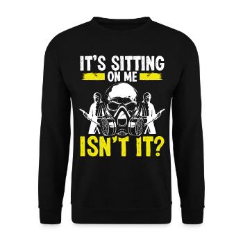Pest Control Worker Its sitting on me isnt itPestP - Unisex Pullover - Schwarz - Vorne - Alina (178cm) & Michal (187cm)