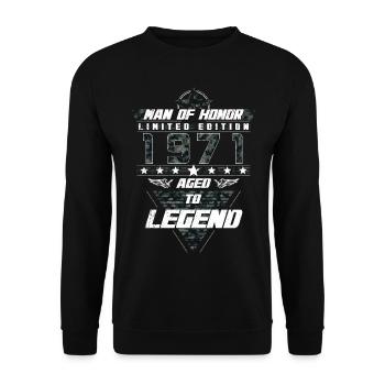 Man of Honor Year of Birth 1971 Camouflage Gift - Unisex Sweatshirt - black - Front - Alina (178cm) & Michal (187cm)