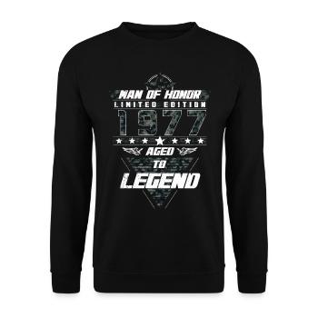 Man of Honor Year of Birth 1977 Camouflage Gift - Unisex Sweatshirt - black - Front - Alina (178cm) & Michal (187cm)