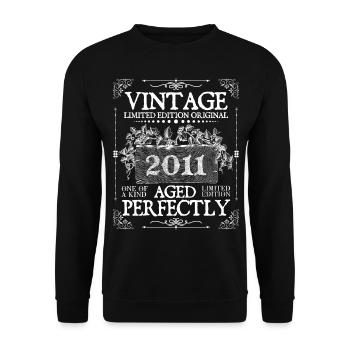 2011 | Vintage Perfectly seit 2011 Geburtstag - Unisex Pullover - Schwarz - Vorne - Alina (178cm) & Michal (187cm)