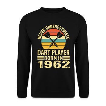 Never Underestimate Dart Player Born In 1962 - Unisex Pullover - Schwarz - Vorne - Alina (178cm) & Michal (187cm)