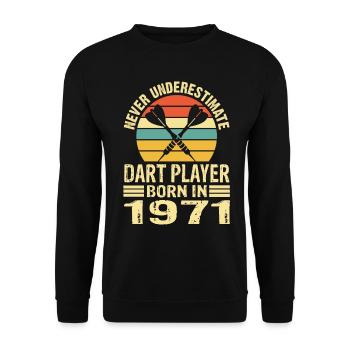 Never Underestimate Dart Player Born In 1971 - Unisex Pullover - Schwarz - Vorne - Alina (178cm) & Michal (187cm)
