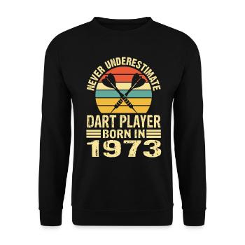 Never Underestimate Dart Player Born In 1973 - Unisex Pullover - Schwarz - Vorne - Alina (178cm) & Michal (187cm)