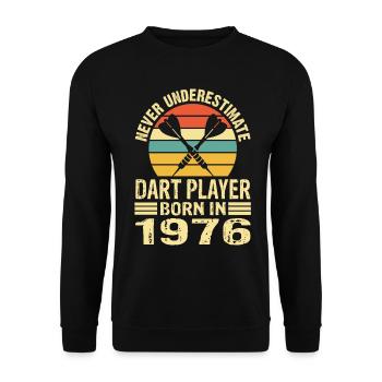 Never Underestimate Dart Player Born In 1976 - Unisex Pullover - Schwarz - Vorne - Alina (178cm) & Michal (187cm)