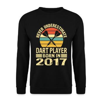 Never Underestimate Dart Player Born In 2017 - Unisex Pullover - Schwarz - Vorne - Alina (178cm) & Michal (187cm)