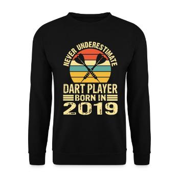 Never Underestimate Dart Player Born In 2019 - Unisex Pullover - Schwarz - Vorne - Alina (178cm) & Michal (187cm)