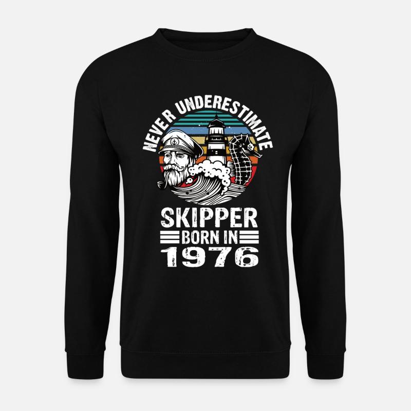 Never Underestimate Skipper born in 1976 - Unisex Pullover - Schwarz