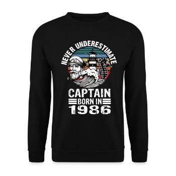 Never Underestimate Captain born in 1986 - Unisex Pullover - Schwarz - Vorne - Alina (178cm) & Michal (187cm)