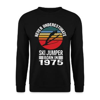 Never Underestimate Ski Jumper born in 1975 - Unisex Pullover - Schwarz - Vorne - Alina (178cm) & Michal (187cm)