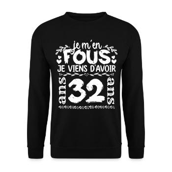 Anniversaire 32 ans | Je m'en fous j'ai 32 ans - Sweat-shirt Unisexe - noir - Devant - Alina (178cm) & Michal (187cm)