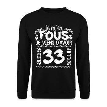 Anniversaire 33 ans | Je m'en fous j'ai 33 ans - Sweat-shirt Unisexe - noir - Devant - Alina (178cm) & Michal (187cm)