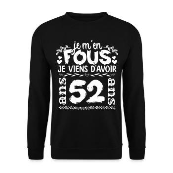Anniversaire 52 ans | Je m'en fous j'ai 52 ans - Sweat-shirt Unisexe - noir - Devant - Alina (178cm) & Michal (187cm)