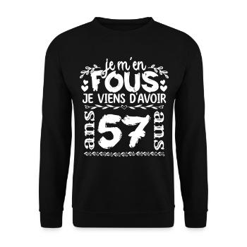 Anniversaire 57 ans | Je m'en fous j'ai 57 ans - Sweat-shirt Unisexe - noir - Devant - Alina (178cm) & Michal (187cm)