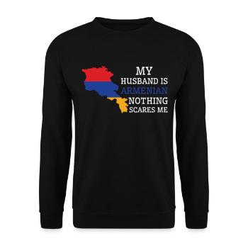 Nichts macht mir Angst Armenischer Ehemann - Unisex Pullover - Schwarz - Vorne - Alina (178cm) & Michal (187cm)
