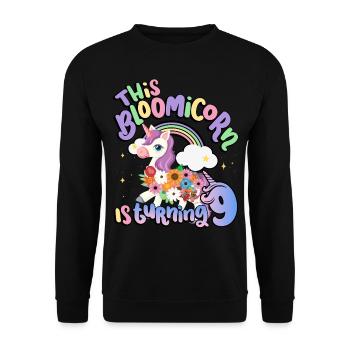 Bloomicorn Is Turning 9 Einhorn 9. Geburtstag - Unisex Pullover - Schwarz - Vorne - Alina (178cm) & Michal (187cm)