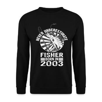 Never Underestimate Fisher born 2003 - Unisex Pullover - Schwarz - Vorne - Alina (178cm) & Michal (187cm)