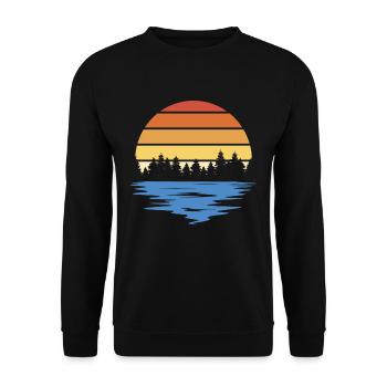 RETRO WALD MIT SEE IM SONNENUNTERGANG - Unisex Pullover - Schwarz - Vorne - Alina (178cm) & Michal (187cm)