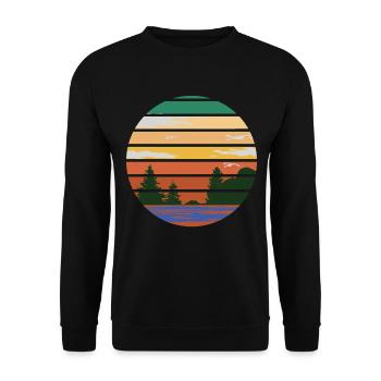 RETRO WALD MIT SEE IM SONNENUNTERGANG - Unisex Pullover - Schwarz - Vorne - Alina (178cm) & Michal (187cm)