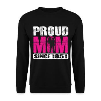 Proud Mom Since 1951 - Unisex Pullover - Schwarz - Vorne - Alina (178cm) & Michal (187cm)