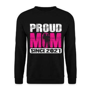 Proud Mom Since 2021 - Unisex Pullover - Schwarz - Vorne - Alina (178cm) & Michal (187cm)