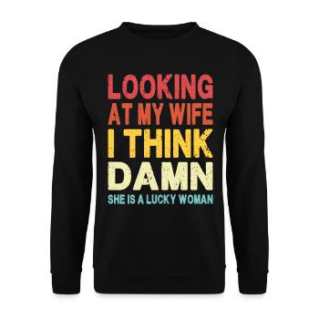 Wenn ich mir meine Frau anschaue, ist sie eine glückliche Frau - Lustig - Unisex Pullover - Schwarz - Vorne - Alina (178cm) & Michal (187cm)