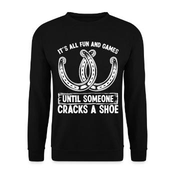 Horseshoe Pitching Game All Fun and Games Tosser - Unisex Pullover - Schwarz - Vorne - Alina (178cm) & Michal (187cm)