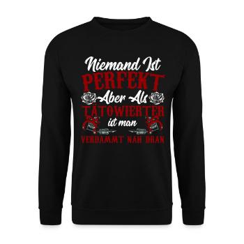 Niemand Ist Perfekt Aber Als Tatowierter Ist Man - Unisex Pullover - Schwarz - Vorne - Alina (178cm) & Michal (187cm)