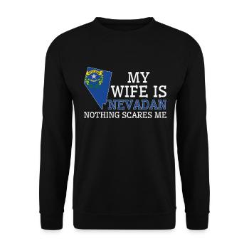 Nichts macht mir Angst Nevadan Ehefrau Nevada - Unisex Pullover - Schwarz - Vorne - Alina (178cm) & Michal (187cm)