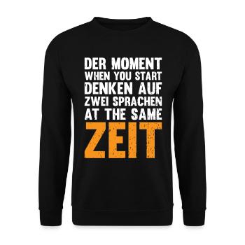 Der Moment When You Start Denken Auf Zwei Sprachen - Unisex Pullover - Schwarz - Vorne - Alina (178cm) & Michal (187cm)