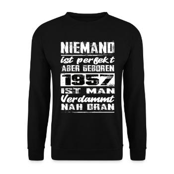 Niemand Is Perfekt Aber geboren 1957 Geburtstag - Unisex Pullover - Schwarz - Vorne - Alina (178cm) & Michal (187cm)