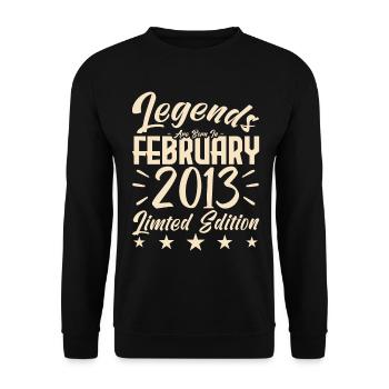 Geboren im Februar 2013. Geburtstagsgeschenk. - Unisex Pullover - Schwarz - Vorne - Alina (178cm) & Michal (187cm)