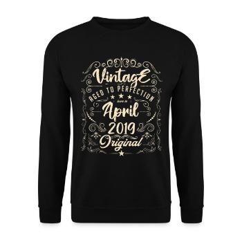 Jahrgang geboren im April 2019. Geburtstag April. - Unisex Pullover - Schwarz - Vorne - Alina (178cm) & Michal (187cm)