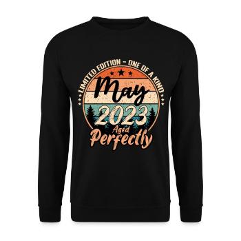 Mai 2023 Jubiläum 2023 Legenden Mai - Unisex Pullover - Schwarz - Vorne - Alina (178cm) & Michal (187cm)