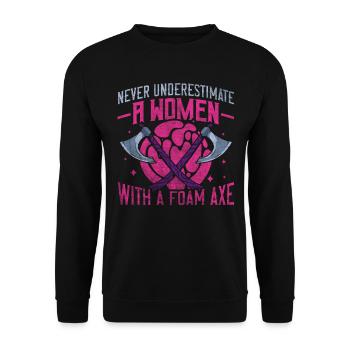 Never Underestimate A Women With A Foam Axe - Unisex Pullover - Schwarz - Vorne - Alina (178cm) & Michal (187cm)