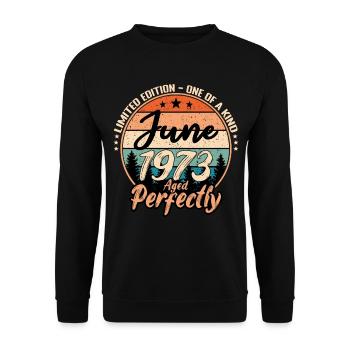 Juni 1973 Jubiläum 1973 Legenden Juni - Unisex Pullover - Schwarz - Vorne - Alina (178cm) & Michal (187cm)