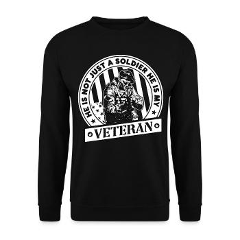 Er ist nicht nur ein Soldat, er ist mein Militärveteran - Unisex Pullover - Schwarz - Vorne - Alina (178cm) & Michal (187cm)
