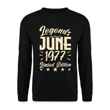 Geboren Juni 1977 Geburtstagsgeschenk 1977. - Unisex Pullover - Schwarz - Vorne - Alina (178cm) & Michal (187cm)