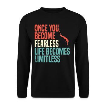 Sobald Du Furchtlos Wirst, Wird Das Leben - Unisex Pullover - Schwarz - Vorne - Alina (178cm) & Michal (187cm)