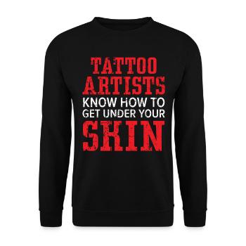Tattoo-Künstler wissen, wie man unter die Haut geh - Unisex Pullover - Schwarz - Vorne - Alina (178cm) & Michal (187cm)