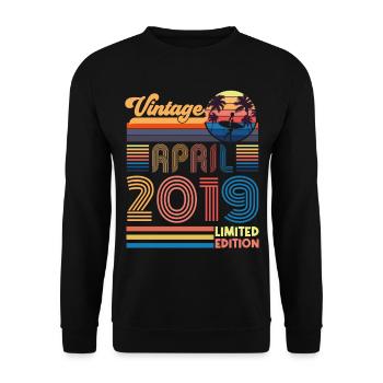 Geburtstag April 2019 April. April 2019 Geschenk. - Unisex Pullover - Schwarz - Vorne - Alina (178cm) & Michal (187cm)