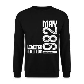Geschenk Mai 1982. Jubiläum Mai 1982. Mai 1982. - Unisex Pullover - Schwarz - Vorne - Alina (178cm) & Michal (187cm)