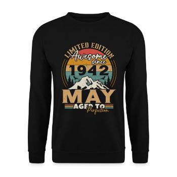 May 1942 Vintage Born in May 1942 Anniversary - Unisex Sweatshirt - black - Front - Alina (178cm) & Michal (187cm)