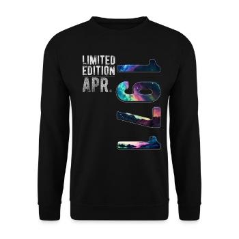 Limited Edition 1971 April Geburtstag Nordlichter - Unisex Pullover - Schwarz - Vorne - Alina (178cm) & Michal (187cm)