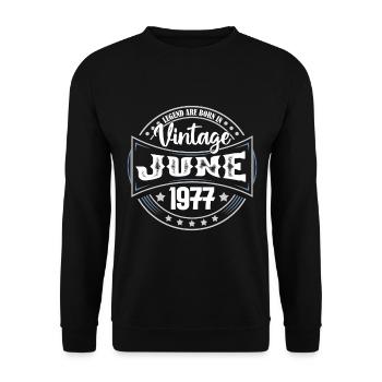 1977 Juni. Geburtstagsgeschenk Juni 1977. Juni - Unisex Pullover - Schwarz - Vorne - Alina (178cm) & Michal (187cm)