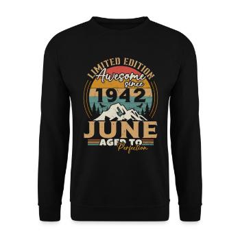 June 1942 Vintage Born in June 1942 Anniversary - Unisex Sweatshirt - black - Front - Alina (178cm) & Michal (187cm)