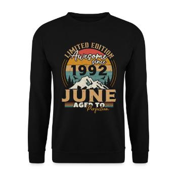 June 1992 Vintage Born in June 1992 Anniversary - Unisex Sweatshirt - black - Front - Alina (178cm) & Michal (187cm)